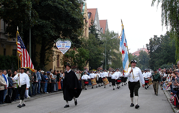 The Fanfaren Corps marching in Munich shortly before entering the festival grounds.